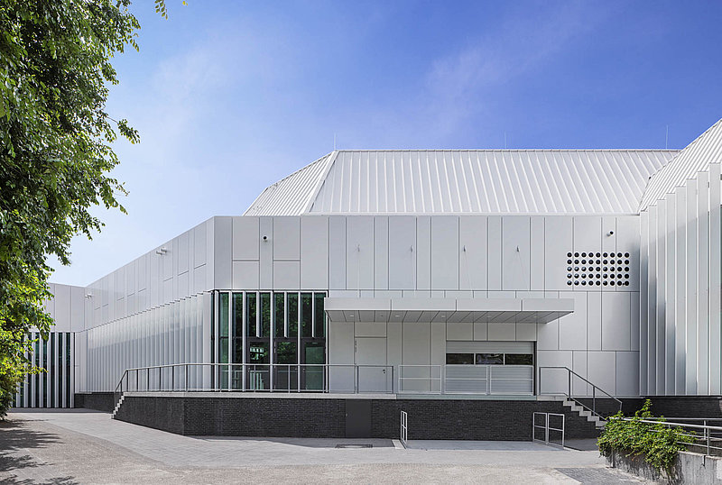 Stadthalle Außenansicht Anlieferung (c) Hanna Neander | Kultur Räume Gütersloh
