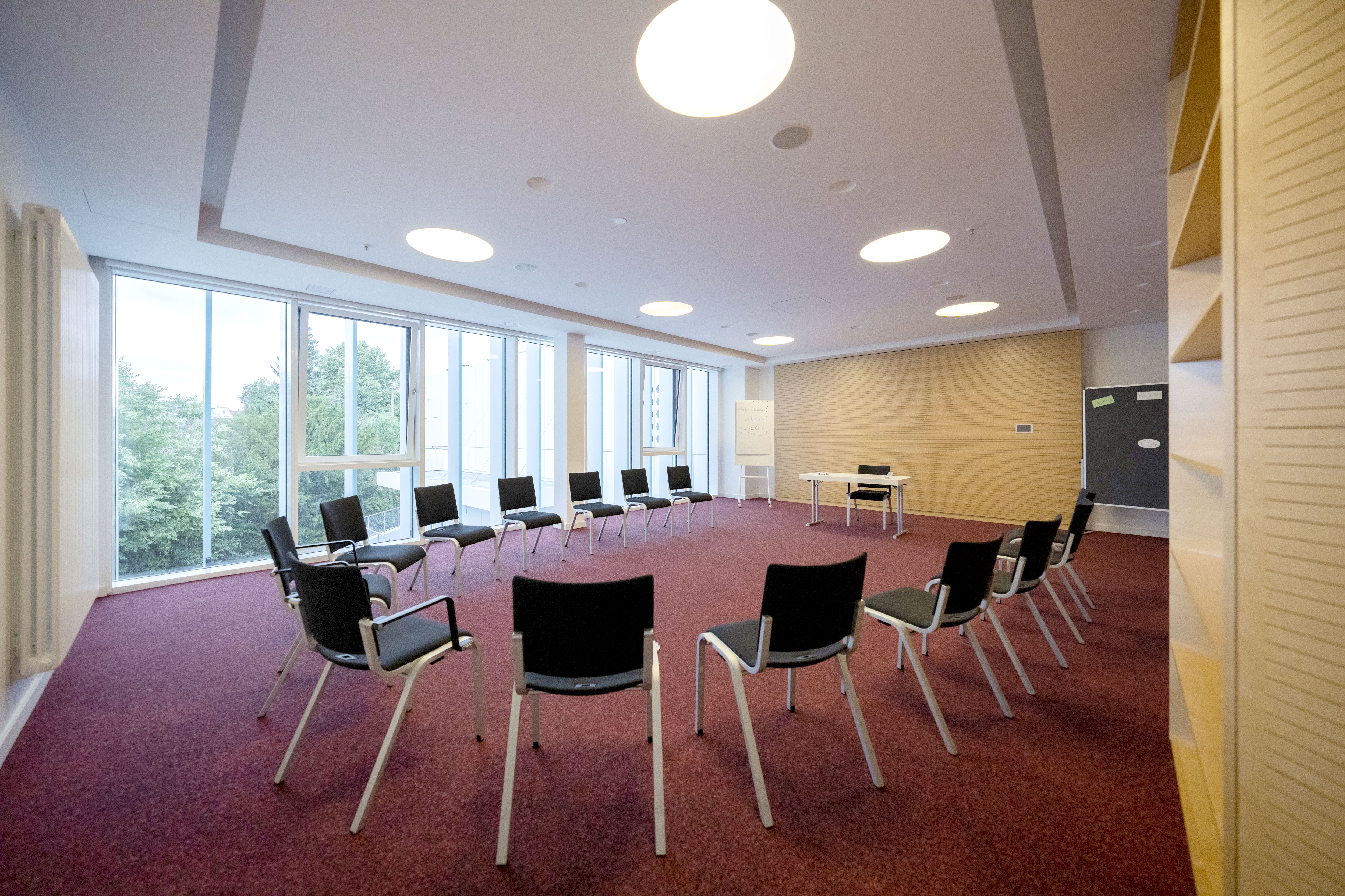 Konferenzraum K21 - Stuhlkreis, Blick auf Fenster (c) Matheus Fernandes | Kultur Räume Gütersloh